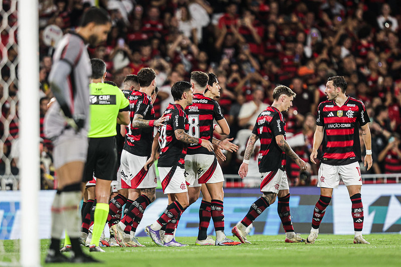 Flamengo atropela Vitória e aplica goleada histórica de 8 a 0 no Maracanã