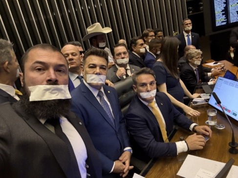Bolsonaristas ocuparam a Mesa Diretora, o que impediu o início de uma sessão. Foto: Divulgação