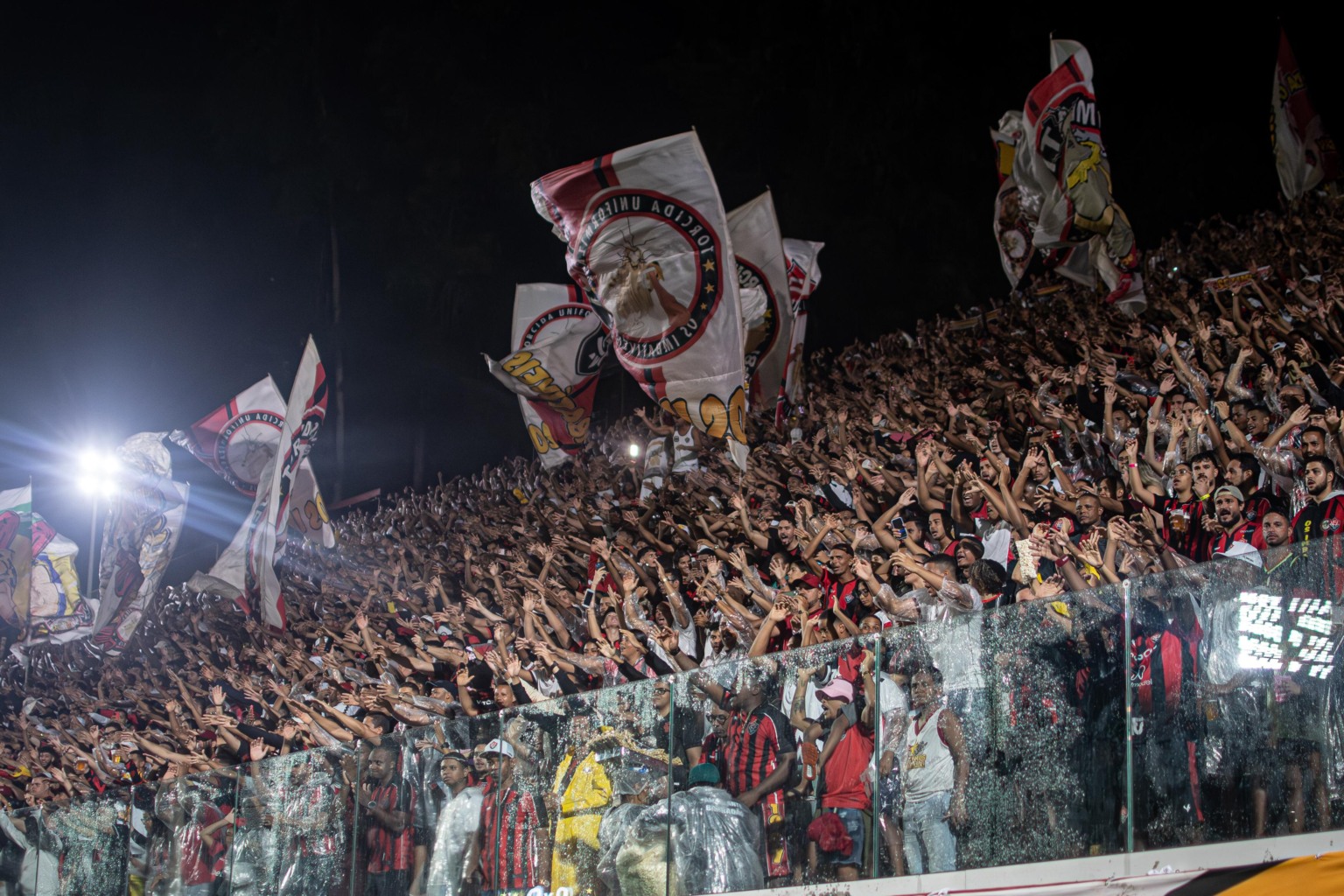 Torcida do Vitória esgota ingressos para o Ba-Vi no Barradão