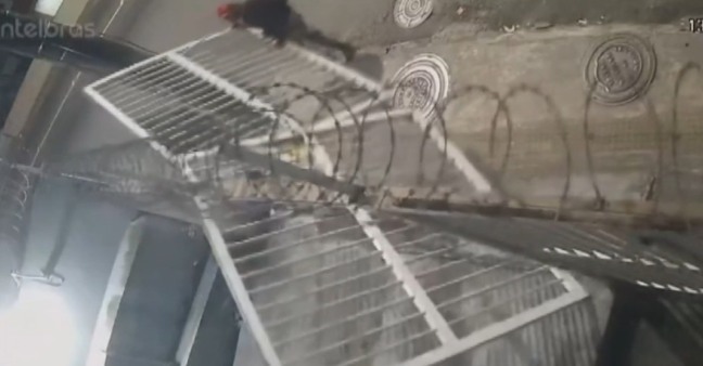 criminosos furtam portão na Graça