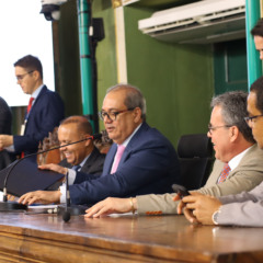 Presidente Muniz ao lado de vereadores. Foto: Antonio Queirós/CMS/Divulgação