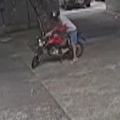 Homem rouba moto no comércio