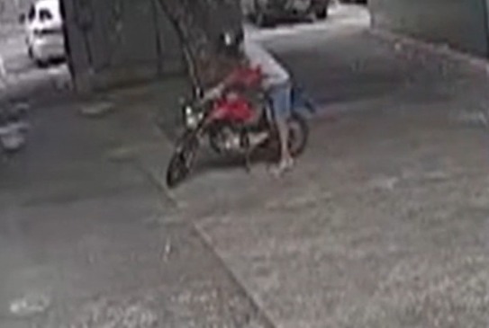 Homem rouba moto no comércio