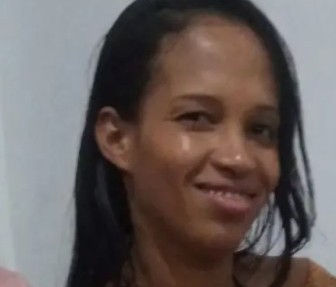 mulher morta com golpes de faca