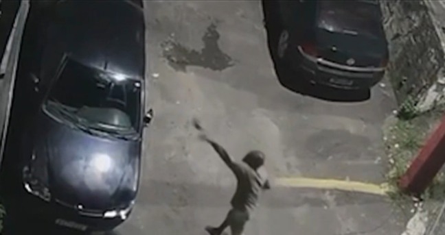 Homem apedreja carros em São Caetano