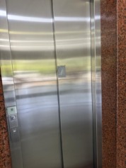 Prédio é atingido por bala perdida. Foto: Reprodução