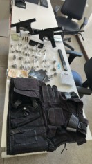 Homens são presos portando metralhadoras. Foto: Divulgação/PC-BA Homens são presos portando metralhadoras. Foto: Divulgação/PC-BA