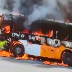 Ônibus "amarelinho" pega fogo na Avenida Orlando Gomes