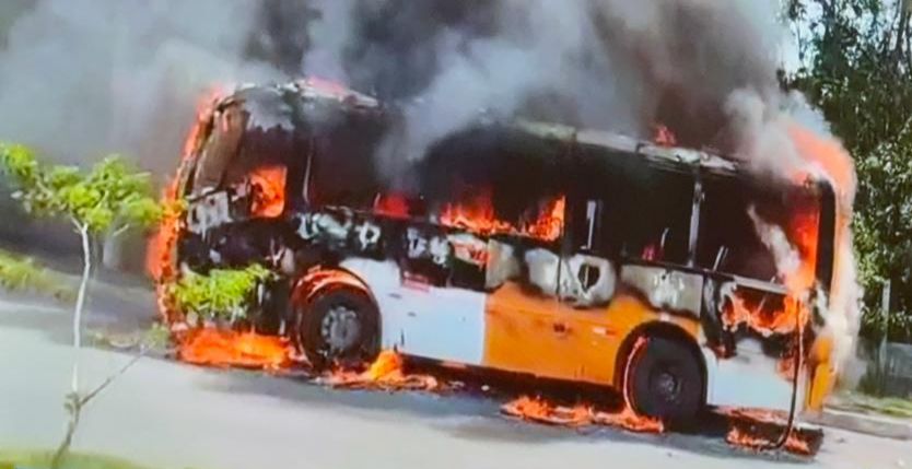 Ônibus "amarelinho" pega fogo na Avenida Orlando Gomes