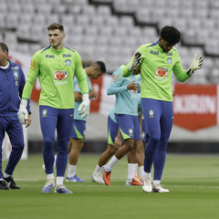 Bento e Hugo Souza em treino da Seleção Brasileira | Foto: Rafael Ribeiro / CBF