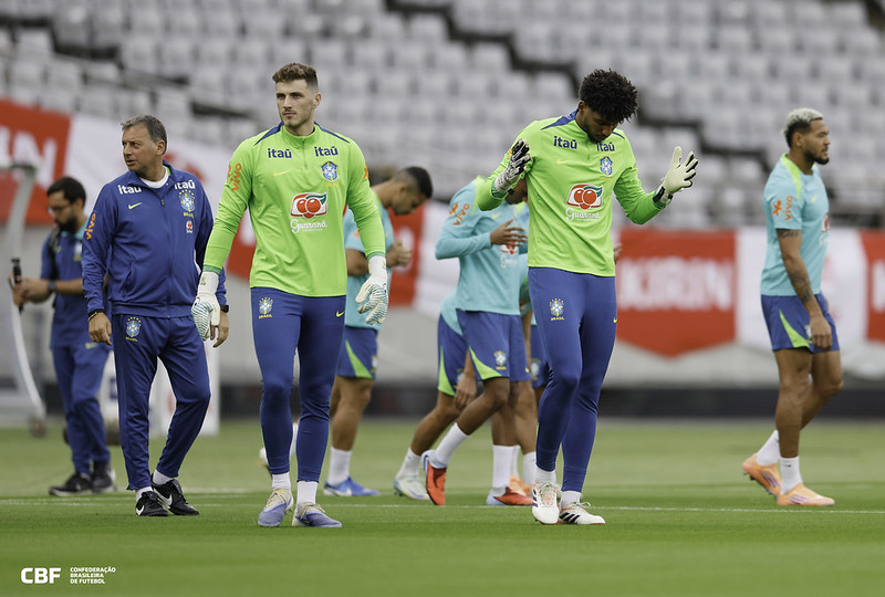 Bento e Hugo Souza em treino da Seleção Brasileira | Foto: Rafael Ribeiro / CBF