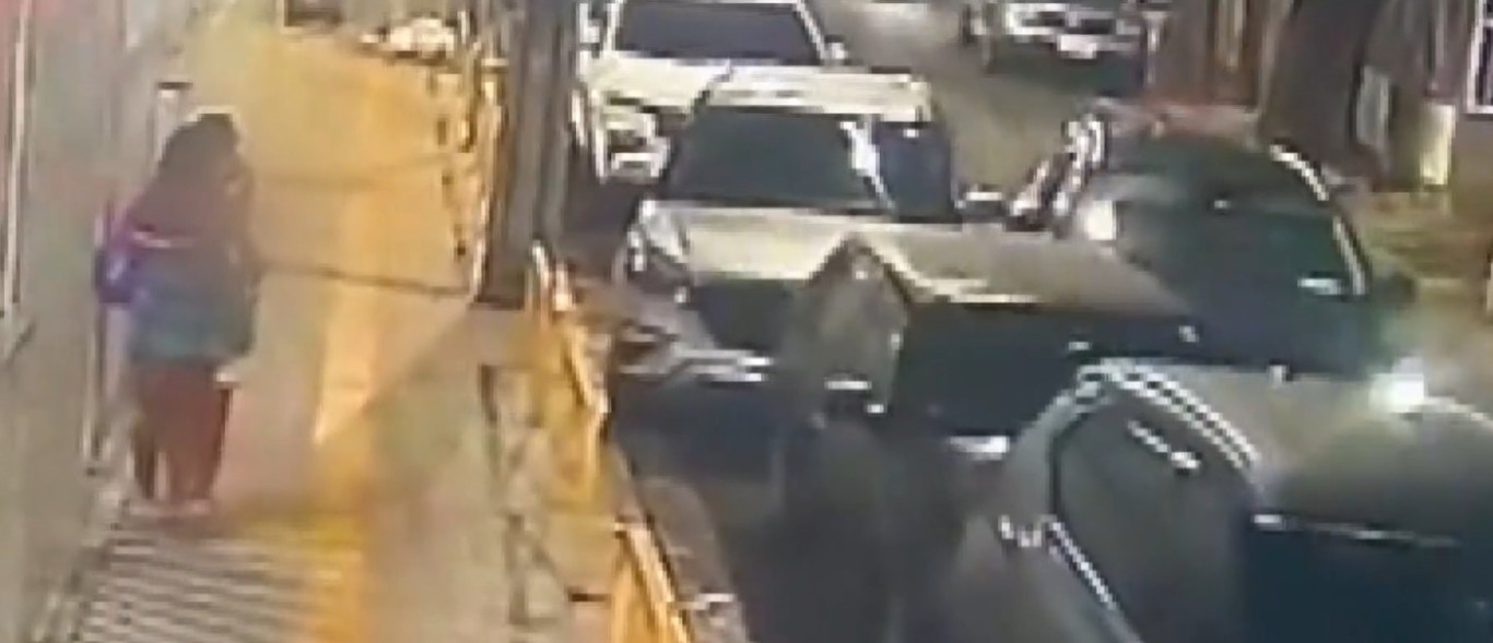 Carro bate em veículos na Graça
