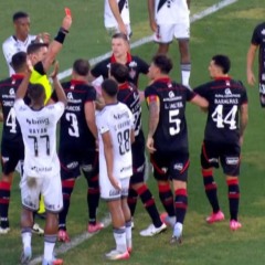 Lucas Halter expulso em Vasco x Vitória - 27ª rodada do Campeonato Brasileiro | Foto: Reprodução/Premiere