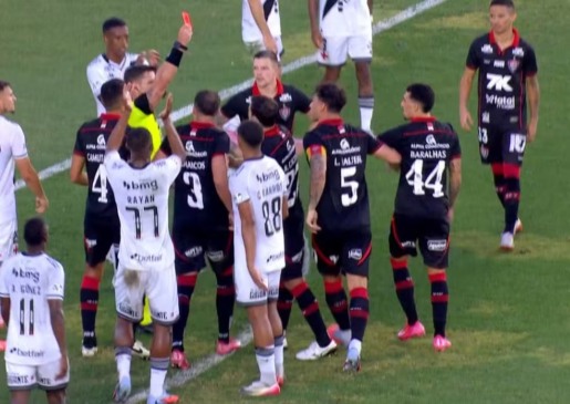 Lucas Halter expulso em Vasco x Vitória - 27ª rodada do Campeonato Brasileiro | Foto: Reprodução/Premiere