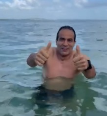 VÍDEO: Bruno Reis aproveita sol e curte mar do Porto da Barra após semana de fortes chuvas