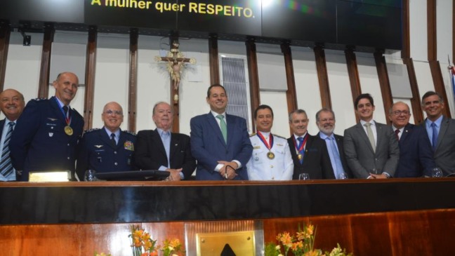Almir Garnier sendo homenageado na Alba. Foto: Agência ALBA/Divulgação