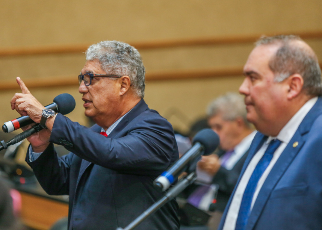 Rosemberg Pinto e Sandro Régis no plenário da Alba. Foto: Sandra Travassos/ALBA Rosemberg Pinto e Sandro Régis no plenário da Alba. Foto: Sandra Travassos/ALBA