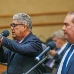 Rosemberg Pinto e Sandro Régis no plenário da Alba. Foto: Sandra Travassos/ALBA