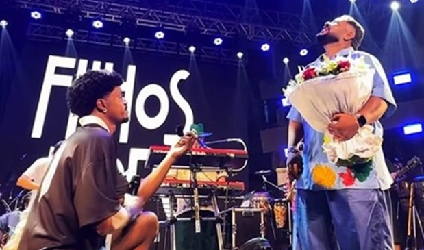 Vocalista do Filhos de Jorge reage a ataques homofóbicos após pedido de casamento em show