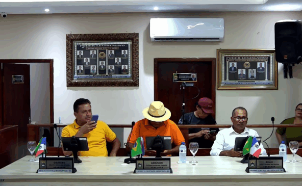 Osanito no plenário da Câmara de Crisópolis