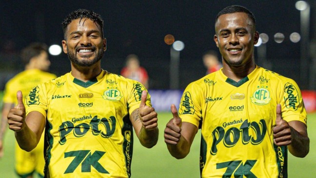 Reinaldo ao lado de Carlos Eduardo, ex-Vitória | Foto: JP Pinheiro/Agencia Mirassol