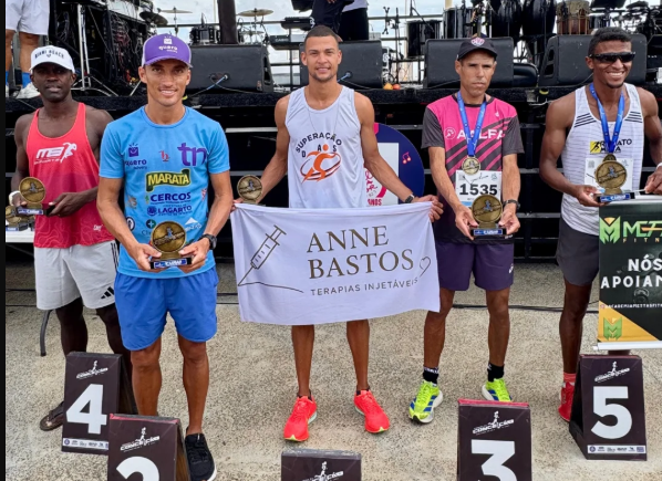Anailton Santos Diogo no p&oacute;dio da Corrida da Concei&ccedil;&atilde;o 2025. Foto: Divulga&ccedil;&atilde;o/Instagram/@anailton.atleta