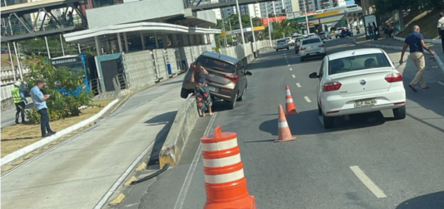 Carro colide com mureta de proteção do BRT no Itaigara