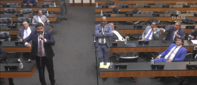 Deputados trocam farpas durante sessão que durou mais de 12 horas na Alba. Imagem: TV Alba/Reprodução