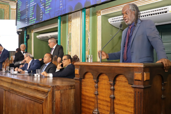 Vereador Sílvio Humberto na tribuna. Foto: Antonio Queirós/CMS/Divulgação