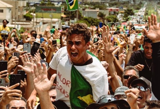 Nikolas Ferreira carregado por apoiadores. Foto: Divulgação/X/@Nikolas_dm