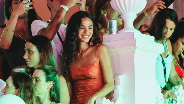 Bruna Marquezine no ensaio da Timbalada — Foto: Reprodução Instagram / @timbaladaoficial
