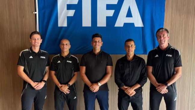 O chefe de arbitragem da CBF, Rodrigo Cintra (centro), ao lado dos árbitros Ramon Abatti Abel, Wilton Pereira Sampaio, Marcelo Van Gasse e Raphael Claus — Foto: Divulgação/CBF
