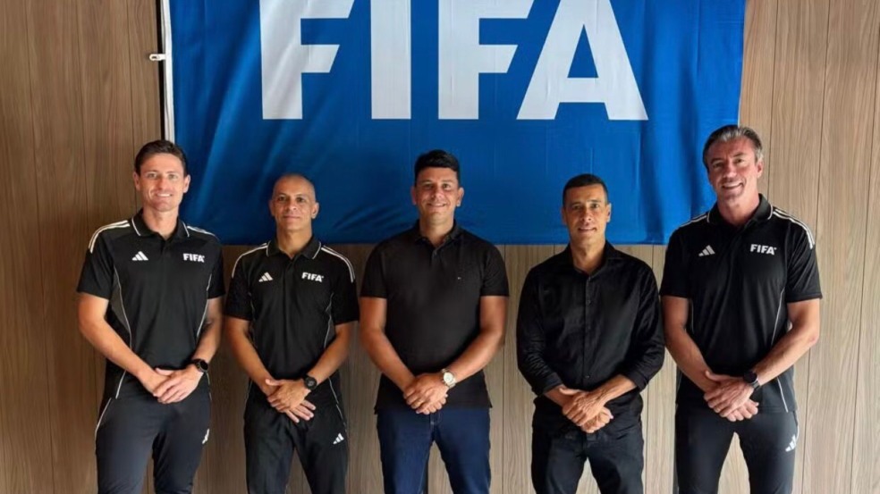 O chefe de arbitragem da CBF, Rodrigo Cintra (centro), ao lado dos árbitros Ramon Abatti Abel, Wilton Pereira Sampaio, Marcelo Van Gasse e Raphael Claus — Foto: Divulgação/CBF O chefe de arbitragem da CBF, Rodrigo Cintra (centro), ao lado dos árbitros Ramon Abatti Abel, Wilton Pereira Sampaio, Marcelo Van Gasse e Raphael Claus — Foto: Divulgação/CBF