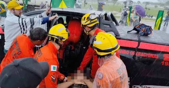 Vítimas foram socorridas por agentes do Corpo de Bombeiros do Distrito Federal. Foto: Reprodução/Redes Sociais