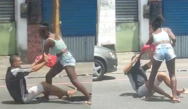 homem esfaqueado na calçada