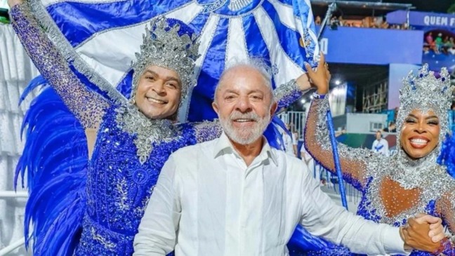 Lula com integrantes da Acadêmicos de Niterói. Foto: Ricardo Stuckert/PR