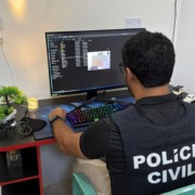 Pol&iacute;cia encontra acervo de pornografia infantil e prende investigado por estupro em Candeias