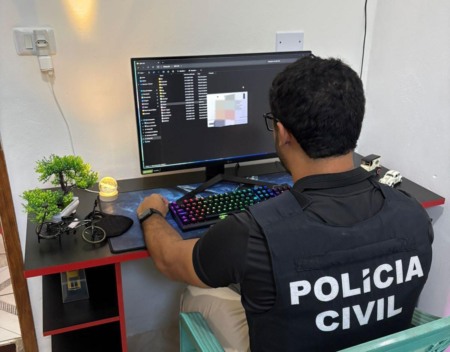 Polícia encontra acervo de pornografia infantil e prende investigado por estupro em Candeias Polícia encontra acervo de pornografia infantil e prende investigado por estupro em Candeias