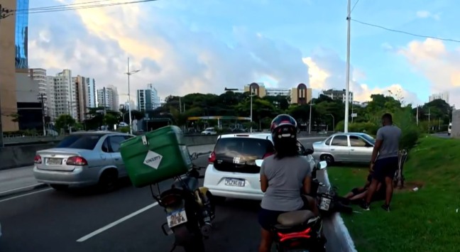 O acidente deixou o trânsito lento nas proximidades da estação do BRT, no sentido Rio Vermelho. O motociclista aguardava atendimento do Samu.