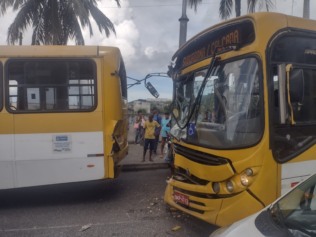 ônibus se envolvem em acidente na Suburbana ônibus se envolvem em acidente na Suburbana