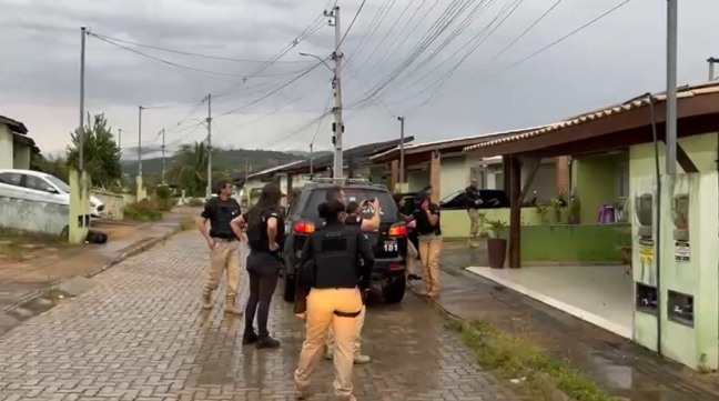 operação ela por elas