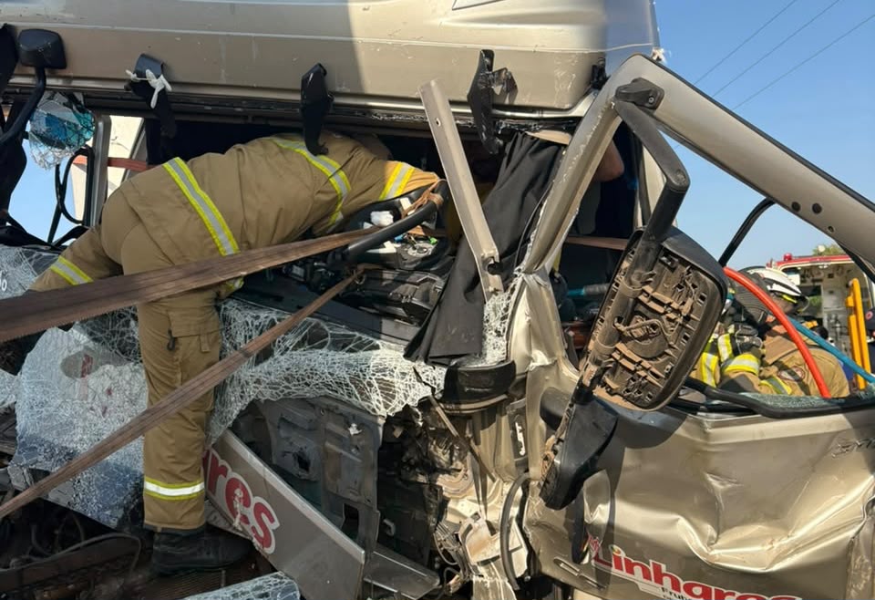 Motorista fica preso às ferragens após acidente entre caminhões na BA-172